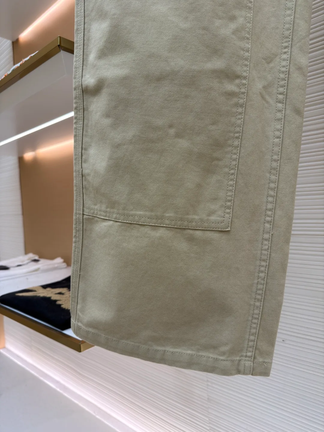 LOUIS VUITTON straight side pocket denim overalls ●Original version: Purchased and developed for 12999 ●Item number: 1681702-B05 ●Material: Pearl spun washed cotton fabric ●Technology: Overlocked production ●Color: Khaki ●Version: Fitted version ●Weight: about 700 grams ●Size: 46-48-50-52 ●Description: These Louis Vuitton straight side pocket overalls use garment washing technology to give the fabric a unique texture and retro charm. Customized leather labels highlight the brand's style and add luxurious details to the overall design. In terms of technology, high-quality cotton blended fabric is used and processed through multiple processes, which not only maintains the stiffness of the fabric, but also improves comfort and breathability. The trousers are carefully tailored, with a classic button design at the waist. The three-dimensional pockets on both sides are combined with a straight fit, which not only retains the practical function of overalls, but also shows a fashionable and casual style. The garment washing process gives the pants a natural distressed effect. Each pair of pants has a slightly different color and texture, giving it a unique personality. The customized leather label is the finishing touch. The exquisite embossing and delicate stitching reflect the brand's ultimate pursuit of details. Hand washing is recommended to maintain the texture and color of the fabric and avoid excessive wear. Due to different measurement methods, the error of 1-3 cm is within the normal range, ensuring comfort and fit. The overall wiring is straight and delicate, the fabric is comfortable and soft, and the color is consistent without color difference. It can be matched with the same style to create a fashionable look and control various occasions. Customized accessories, complete with three standards, same style for men and women!